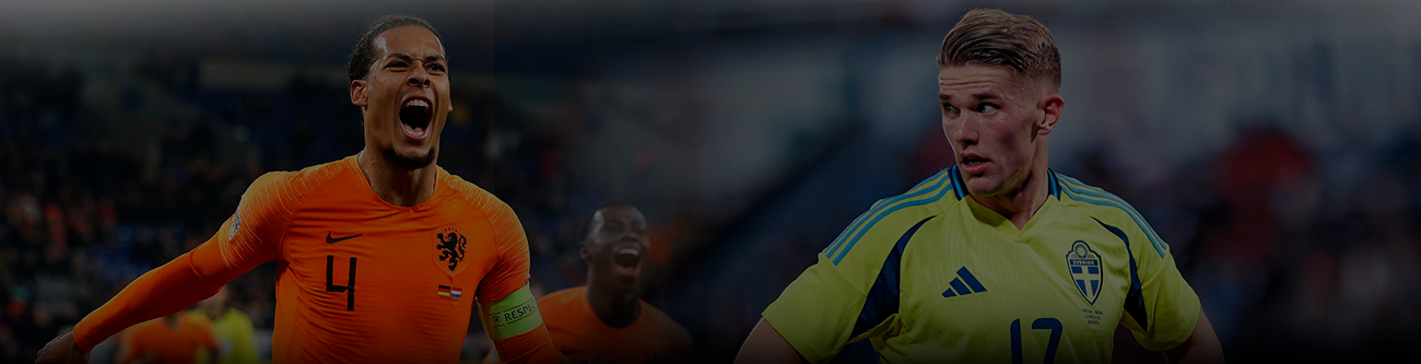 На изображении два футболиста в спортивной форме: слева игрок в оранжевой форме с номером 4, справа — в жёлтой форме с синими деталями. Фон размытый, видны трибуны стадиона и болельщики