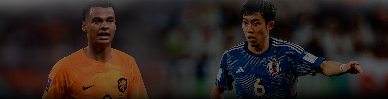 Изображение показывает двух футболистов на поле: слева игрок в оранжевой форме, справа — в синей. Они, вероятно, представляют свои национальные команды, Нидерландов и Японии. Фон размыт, с элементами стадиона