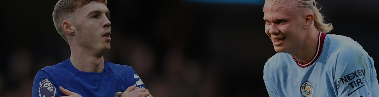 На изображении два футболиста в форме разных команд. Один в синей форме с эмблемой «Премьер-лиги», другой в светло-голубой с текстом на рукаве. Они сосредоточенно смотрят друг на друга