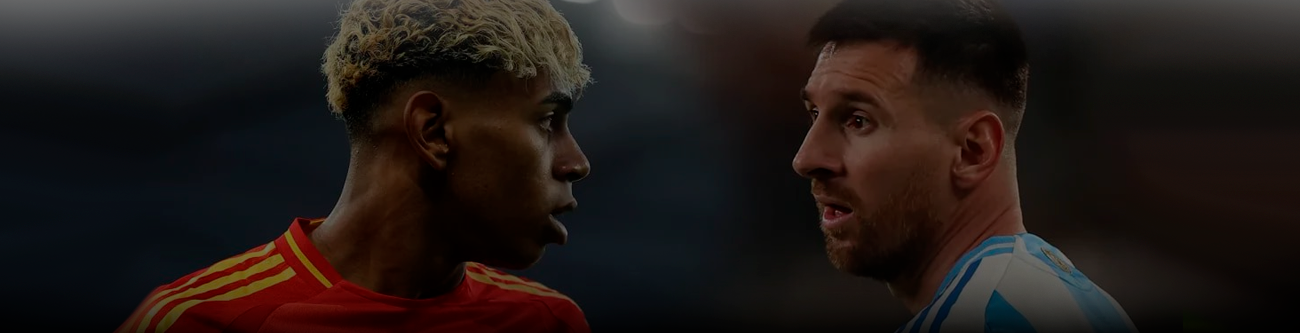 На изображении двое футболистов, один в красной форме с жёлтыми полосами, другой в бело-голубой. Они смотрят друг на друга на поле, создавая атмосферу соперничества перед началом игры