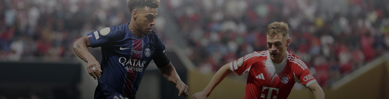 На изображении запечатлен момент футбольного матча: игрок в синей форме с логотипом Qatar Airways ведет мяч, а соперник в красно-белой форме пытается перехватить его. На заднем плане видны зрители